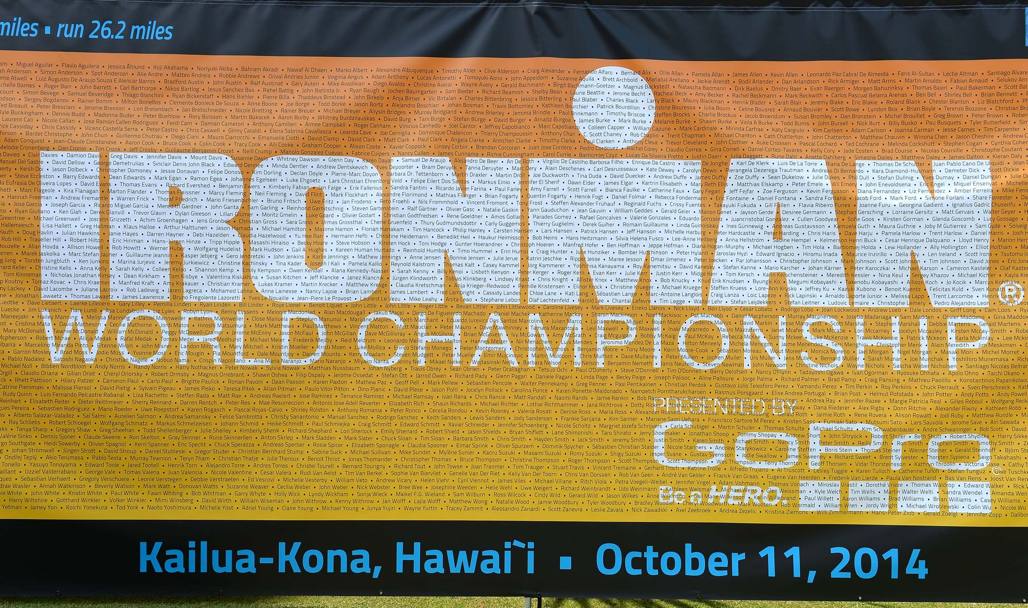 Ironman è una competizione ai limiti delle umane forze, iper selettiva e impegnativa per qualisasi atleta invitato a farne parte. Si tratta dei Campionati del mondo di Triathlon, Kona, che si svolgono ogni anno alle Hawaii dal 1978, di cui l’Ironman è una delle prove. Il banner ufficiale (Fabi Bozzani)